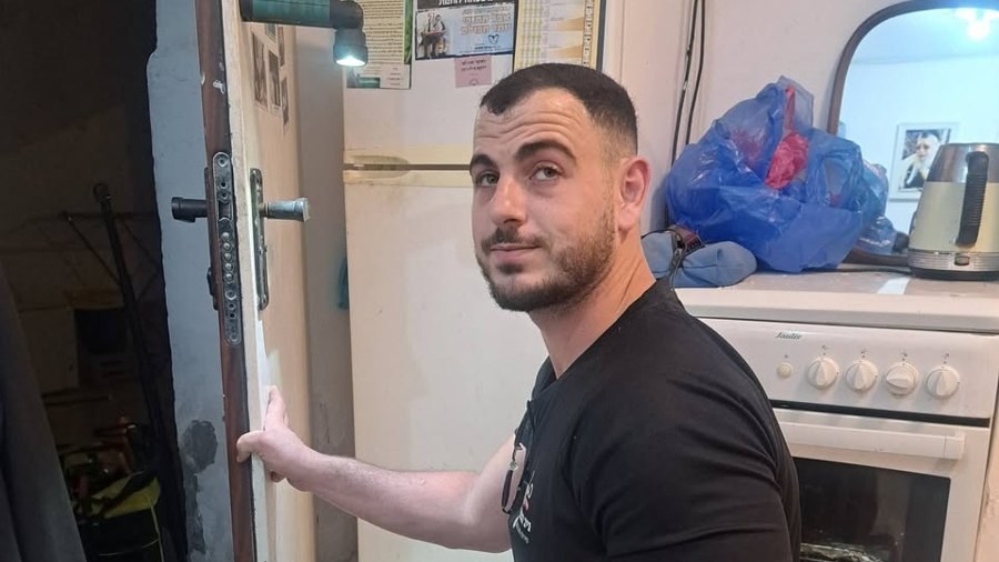 ניב, מנעולן בירושלים, עובד על מנגנון של דלת