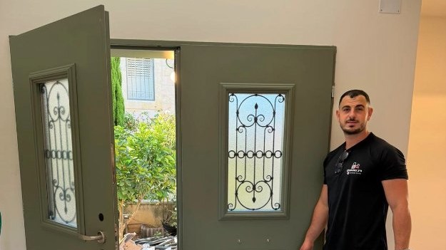 ניב, מנעולן לדלתות בירושלים, בעבודה