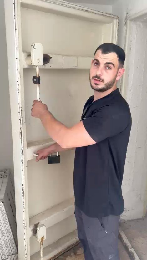 ניב בעבודה על כספת, ניב המנעולן בירושלים