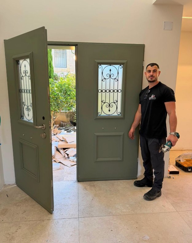 ניב מול דלת כניסה חדשה, ניב המנעולן בירושלים